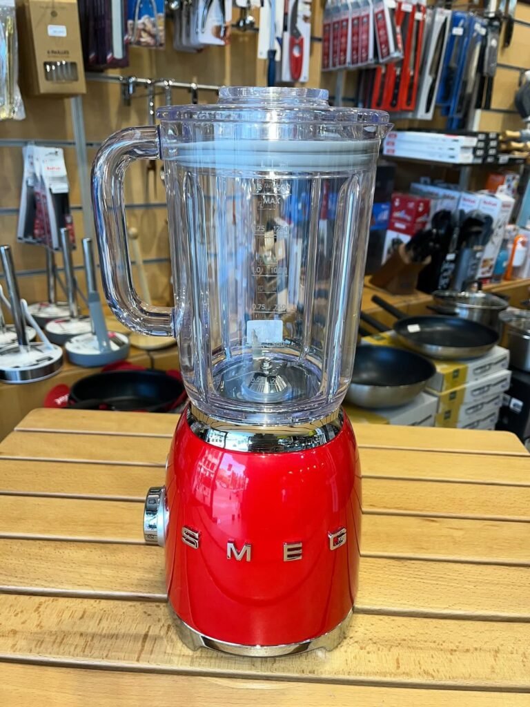Powerful 800W Red Smeg Blender